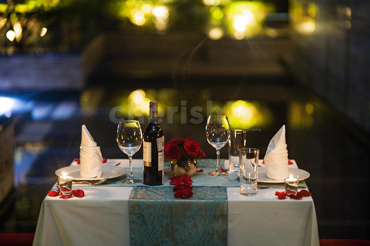 Exclusive dinner date for your loved ones with candlelight’s by the poolside