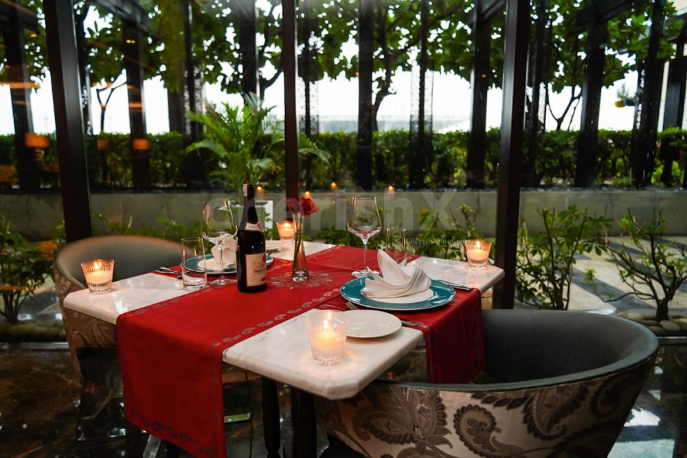 Relishing meals, exceptional décor, and thrilling ambience- all for a memorable indoor date experience