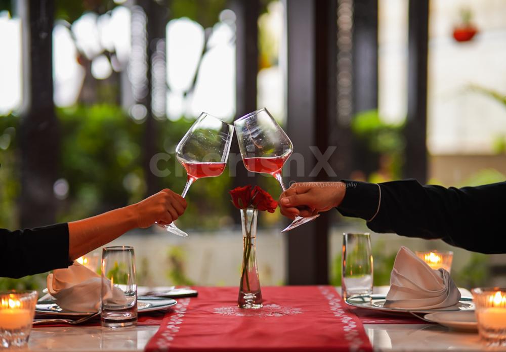 Relishing meals, exceptional décor, and thrilling ambience- all for a memorable indoor date experience