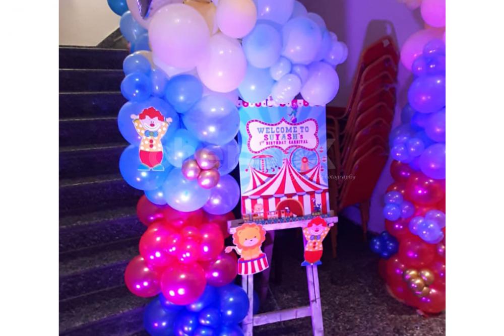 Lights, stage, and fun all in one place with the Carnival birthday theme décor