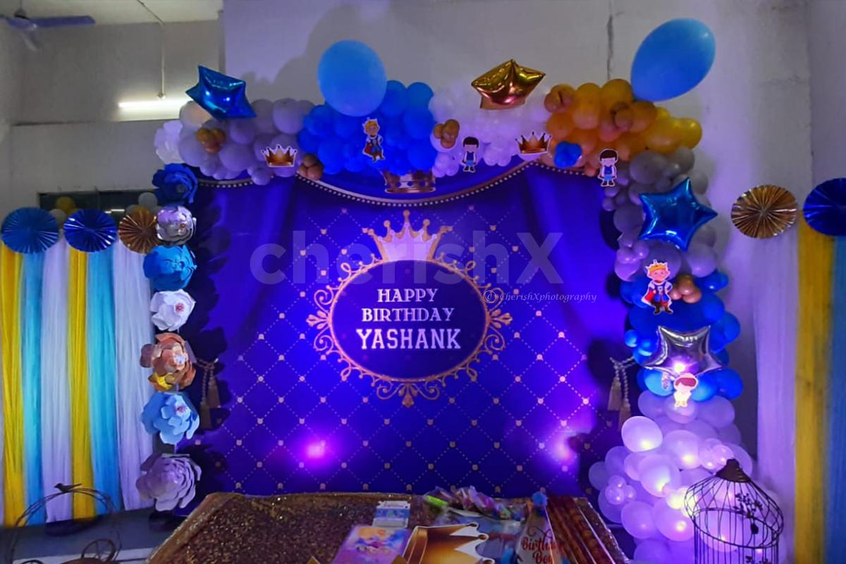A royal and customized theme with the name banner of the little prince can make the celebration exciting