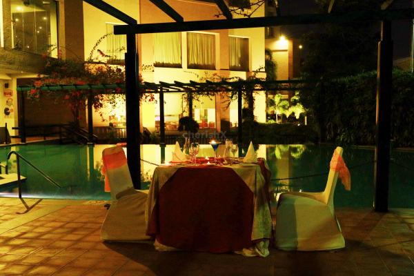 Take advantage of the beautiful poolside diner to impress the special one at Fortune Select Trinity.