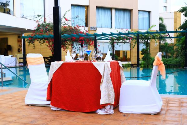 Enjoy happy vibes all around with this pretty poolside candlelight dinner.