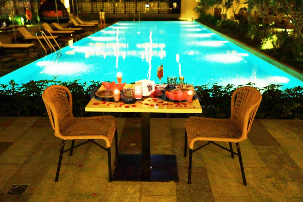 The beautiful surroundings guarded by the blue waters of the pool make this diner even more romantic