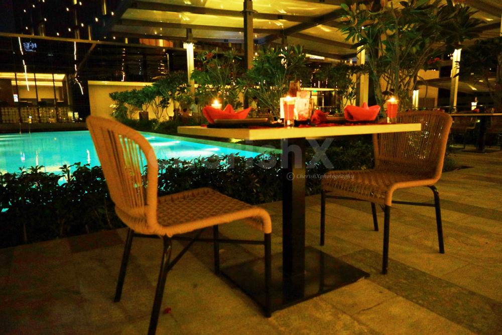 The beautiful surroundings guarded by the blue waters of the pool make this diner even more romantic