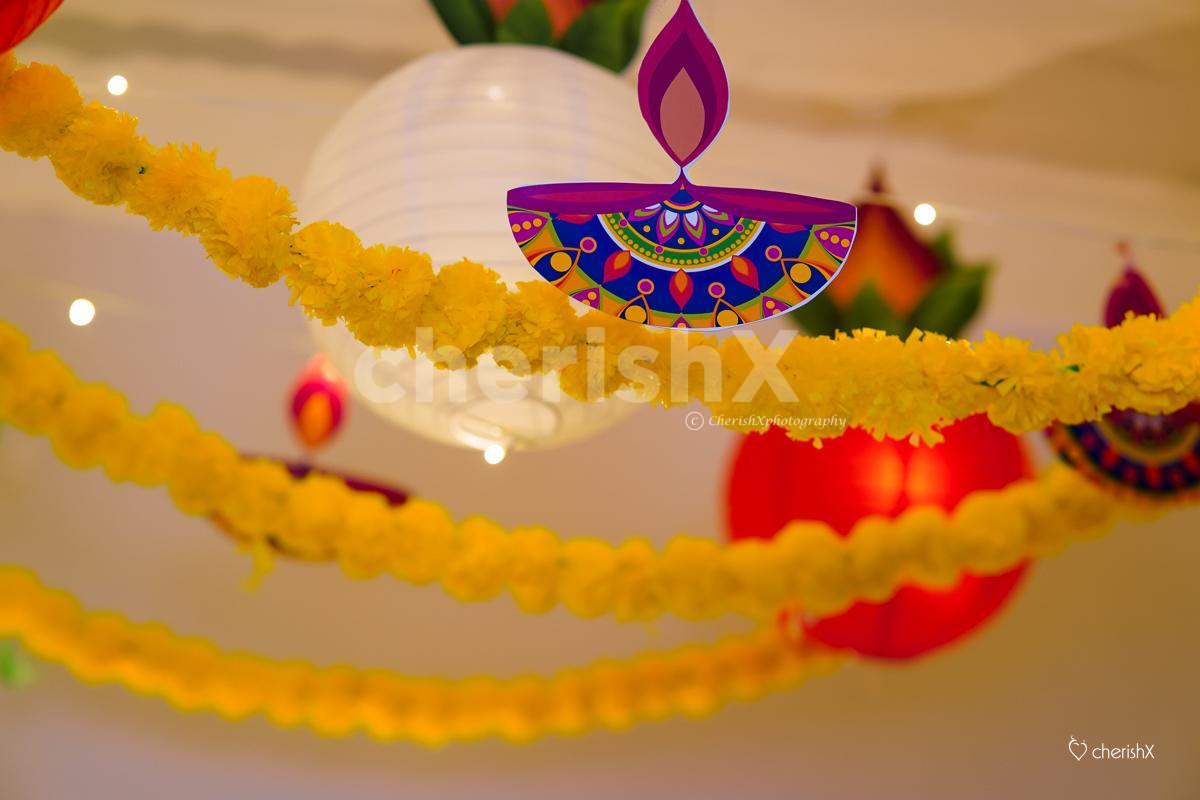 Add fresh flowers and gorgeous lanterns to your supreme festival celebrations