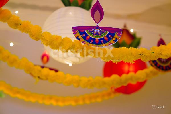 Add fresh flowers and gorgeous lanterns to your supreme festival celebrations
