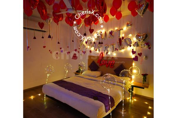 The heart-shaped balloons will surely attract your attention