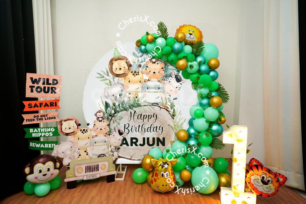 A customized backdrop and ring stand makes it a complete jungle in your house
