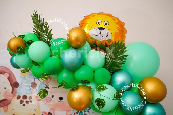 The jungle theme décor party with balloons and animal foil will make it a perfect fun zone for your kids