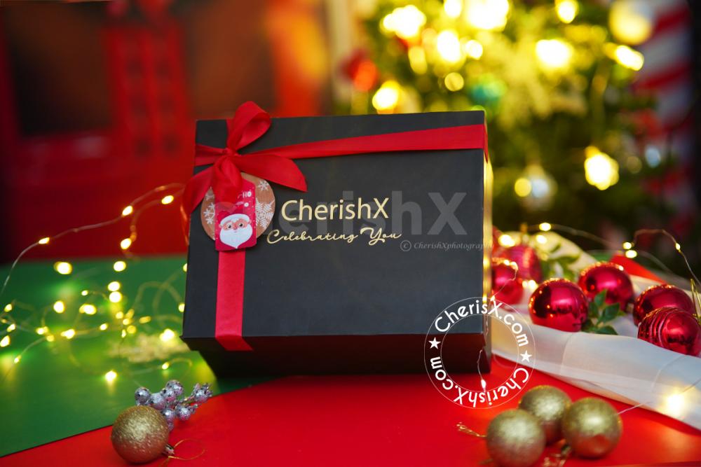 Enjoy the irresistible chocolates added to the hamper by our experts