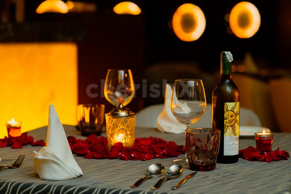 The flower and candles add romantic vibes to the candlelight dinner set-up