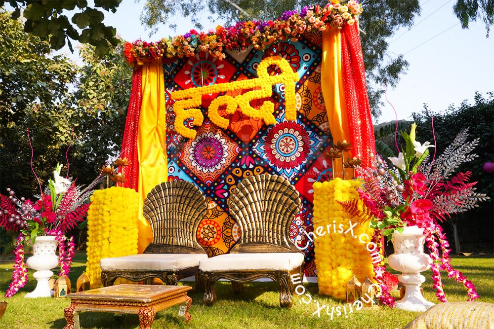 The golden chowki in the centre sets a royal look