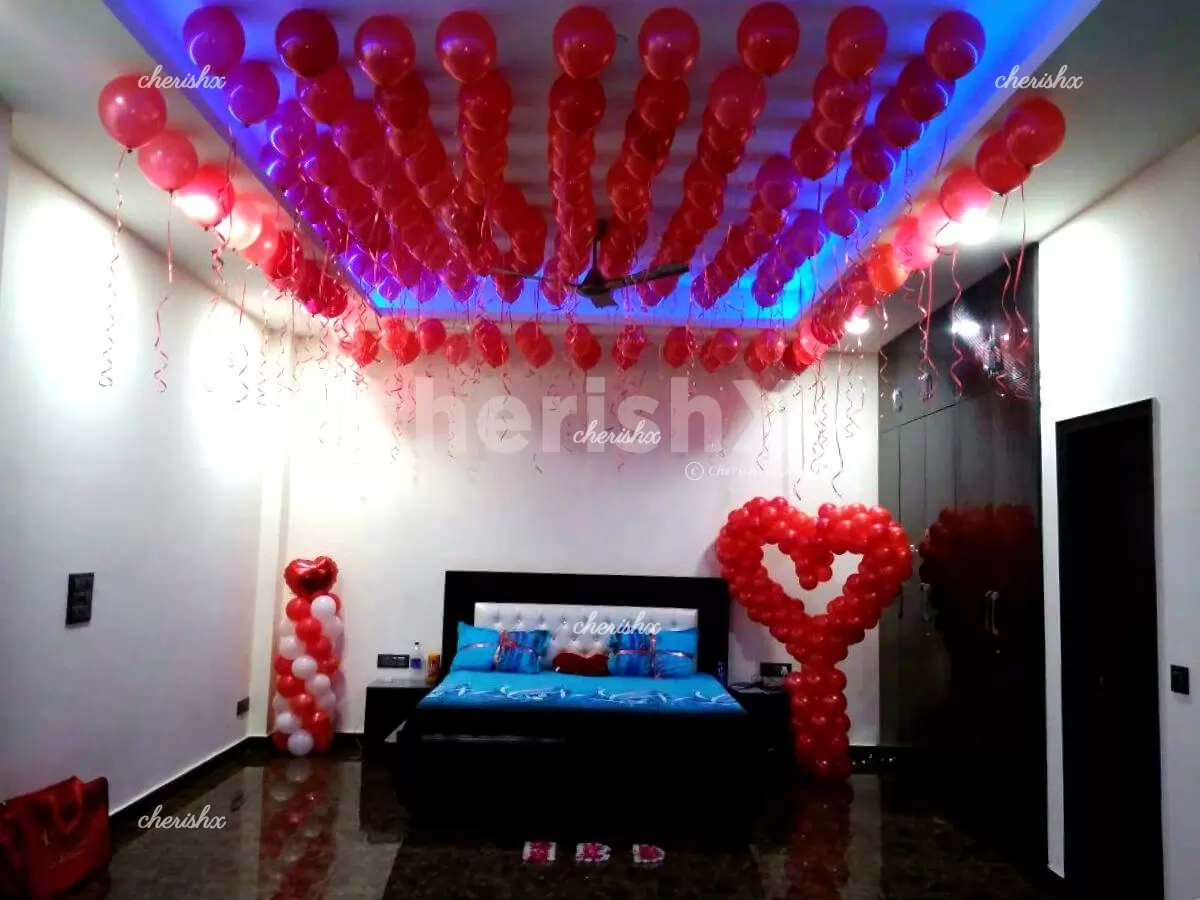 Romantic wedding first night decoration with heart shaped balloons ...