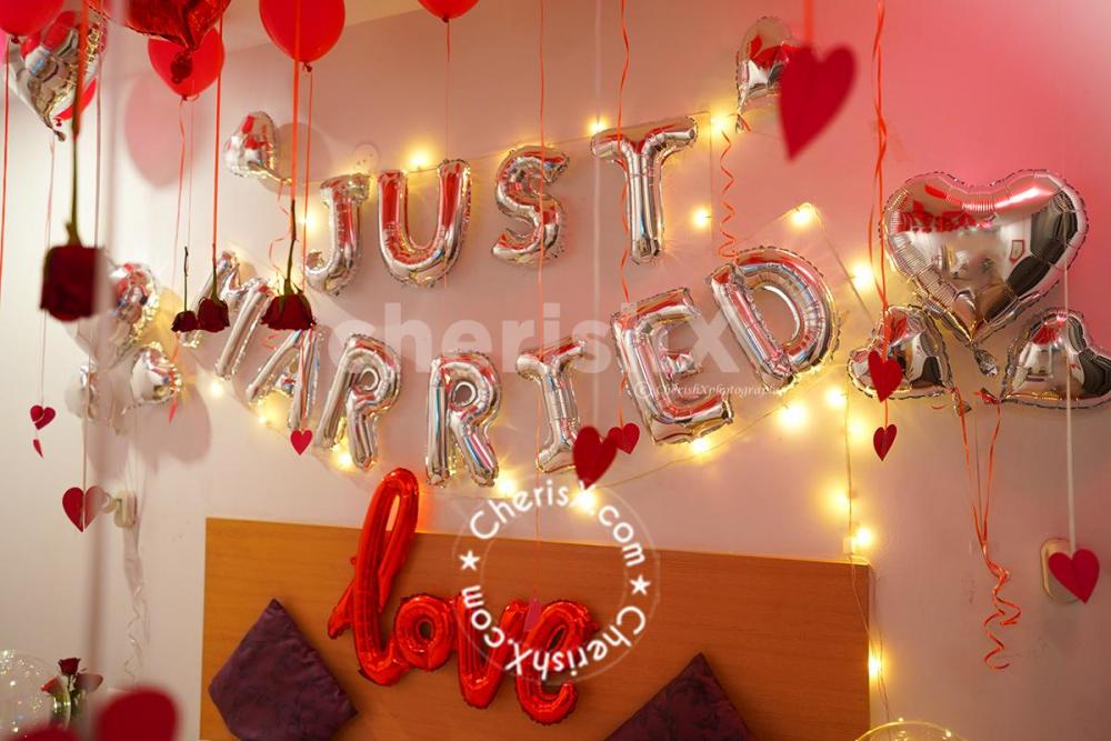 The heart-shaped balloons will surely attract your attention