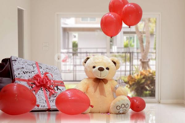 The red foil balloons added to the bouquet are a special and pleasant addition to your Valentine’s gift hamper