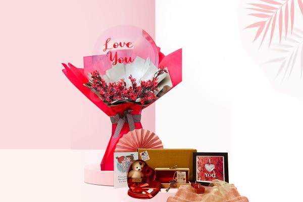 Red Flowers Balloon Bouquet with Key To My Heart Hamper