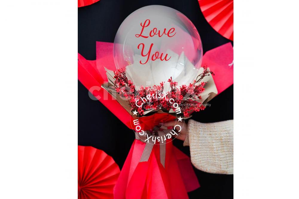 A red flower bouquet with balloons will be an exceptional gift this Valentine’s
