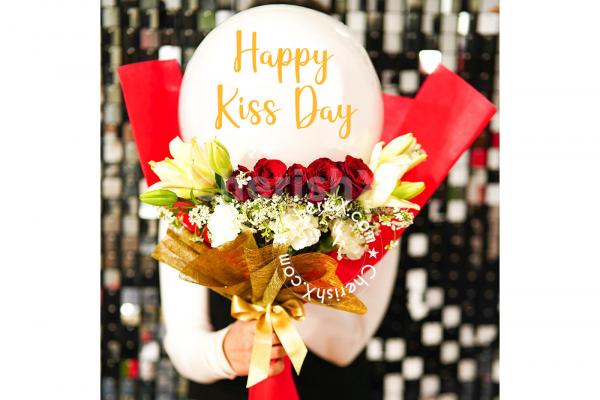 Romancing Roses Kiss Day Balloon Bouquet