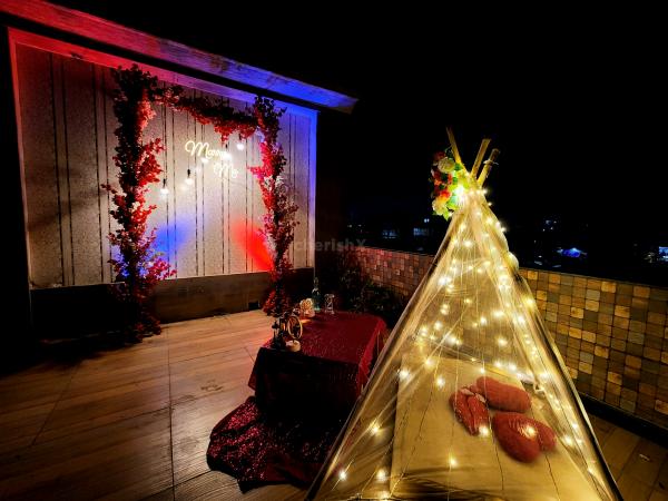 The table props are a perfect match to the overall décor