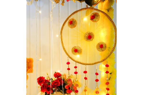 The lanterns filled with flower bunches are a unique add-on to the décor setup