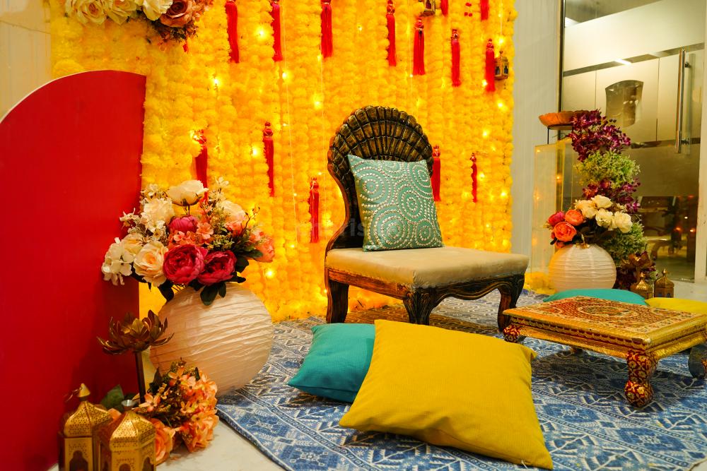 For an outstanding décor choose the colourful pink and yellow floral