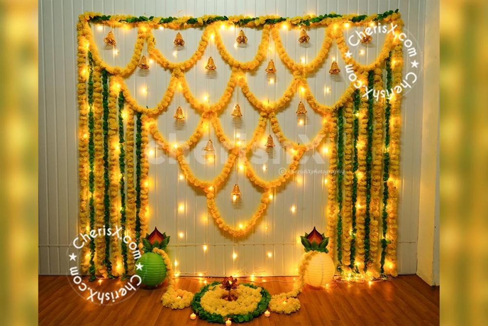 The lights placed with flowers in your Haldi/Mehndi function is an attractive décor design