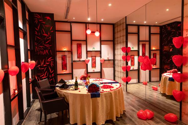 Savour the best dinner conversations while the private butler serves you hot food