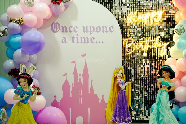 The shining and shimmering fairy-tale decorations will surely get your kids excited.