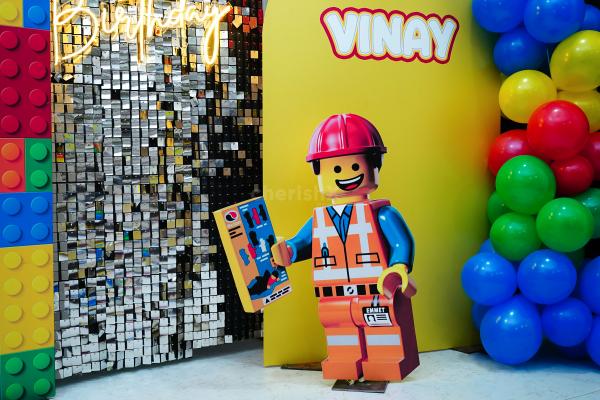 Decoration with vibrant balloons can turn the party into a Lego festive.