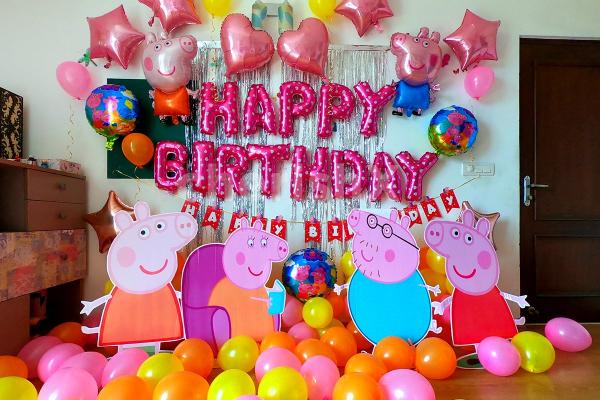 Foil Balloons of Peppa Pig to make the decor more realistic and lovely.