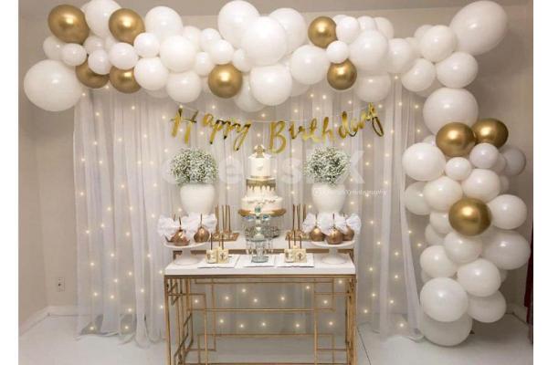 The mix of white and golden colours adds elegance and style to your celebration