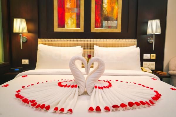 ndulge in a romantic room decorated with flowers.