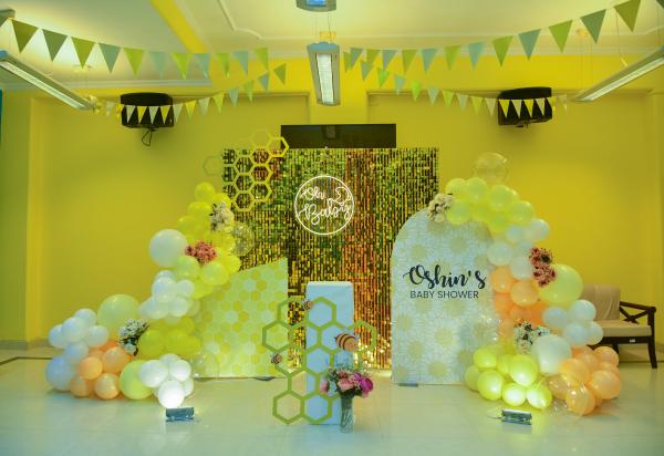 A touch of balloon-filled joy with flower bunches gives a unique touch to the decoration.