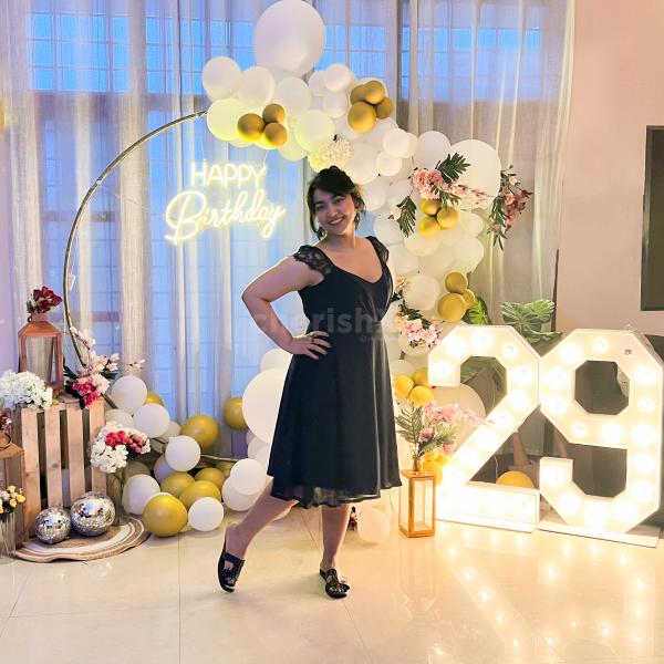Captivating white and gold bliss floral birthday decoration, featuring a meticulously crafted arch adorned with balloons, flowers, and golden accents.