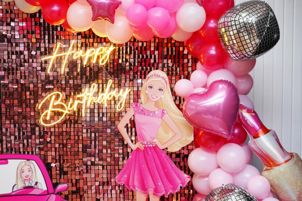 Iconic macron balloons in white and pink add that classic Barbie touch to the party ambience
