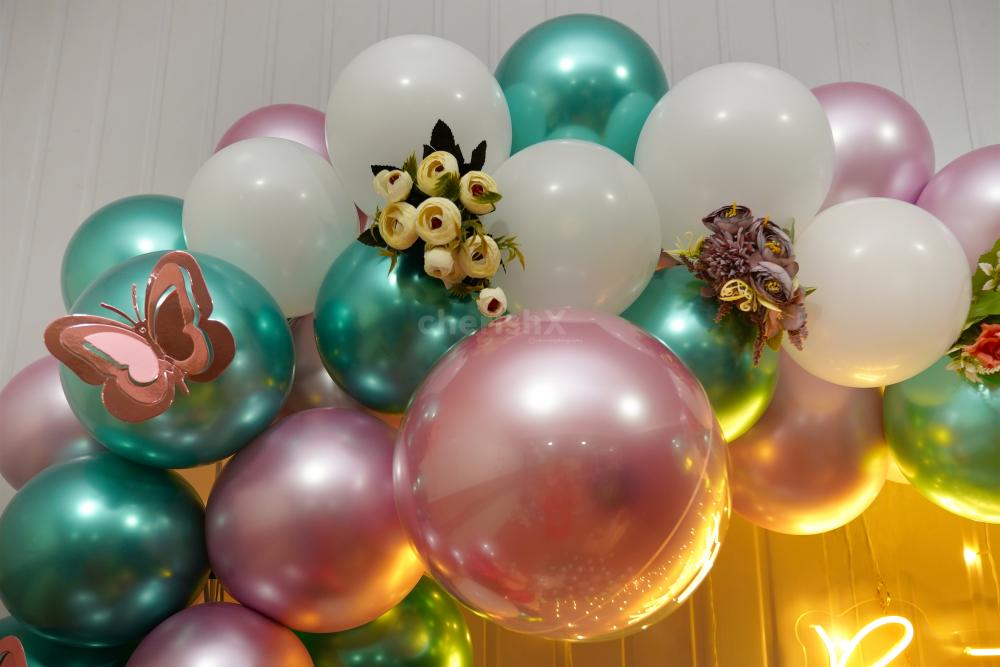 Flowers and pixel lights add more to the romantic ambience