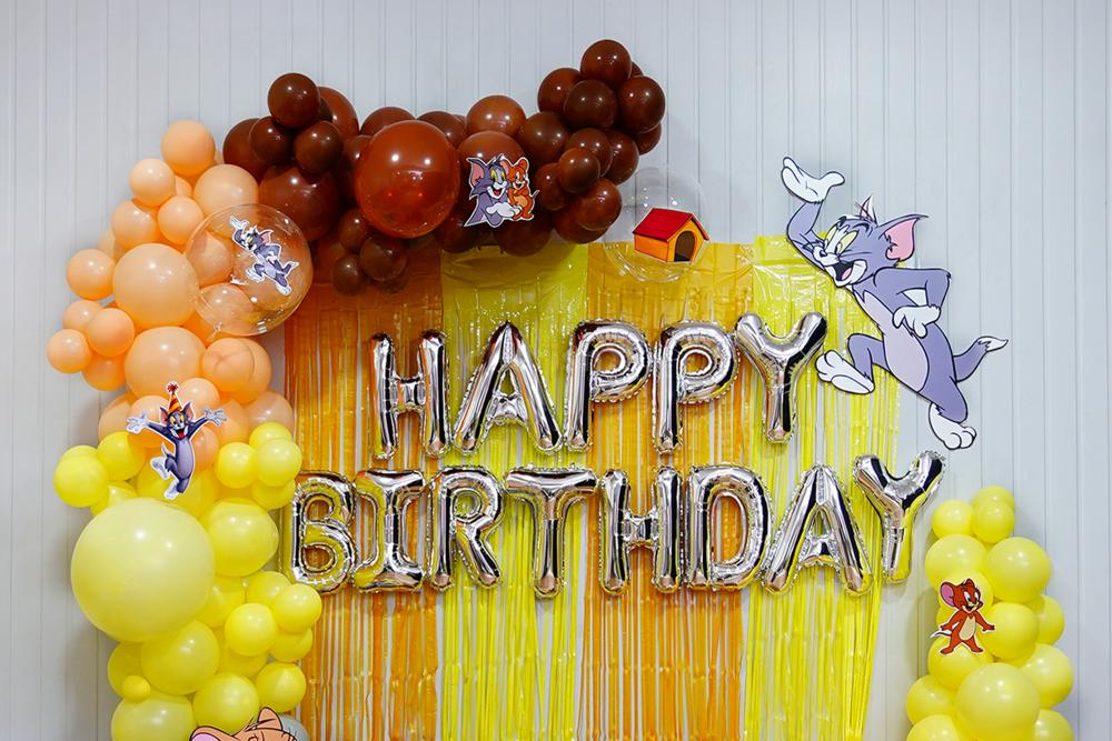 Comes with a silver happy birthday foil balloon that sets the perfect celebratory tone.