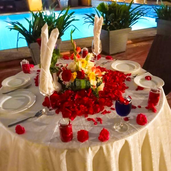 A dreamy escape by the poolside where love meets over a sumptuous 5-course meal.