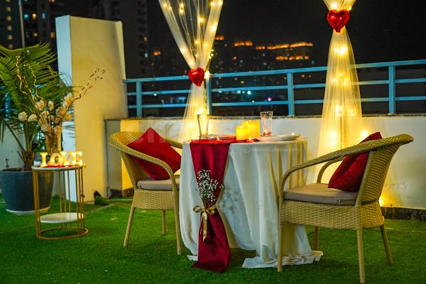 A dreamy haven under the sky! Picture yourself amidst white curtains, vibrant flowers, and a backdrop for an unforgettable dining experience.